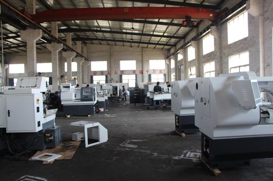 Spitzen Sie sich Oberflächenmetallcnc zu, der 340mm programmierbare Metalldrehbank dreht